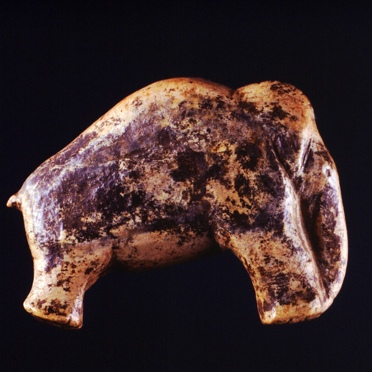 Eiszeitmenschen haben Skulpturen aus Mammut-Elfenbein angefertigt, wie diese rund 35.000 Jahre alte Darstellung eines Mammuts. (Illustration)   - Foto: picture-alliance/ dpa