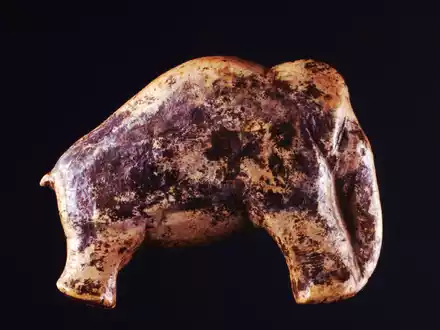 Eiszeitmenschen haben Skulpturen aus Mammut-Elfenbein angefertigt, wie diese rund 35.000 Jahre alte Darstellung eines Mammuts. (Illustration)   - Foto: picture-alliance/ dpa