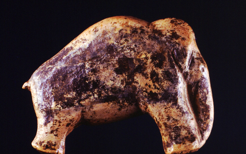 Eiszeitmenschen haben Skulpturen aus Mammut-Elfenbein angefertigt, wie diese rund 35.000 Jahre alte Darstellung eines Mammuts. (Illustration)   - Foto: picture-alliance/ dpa