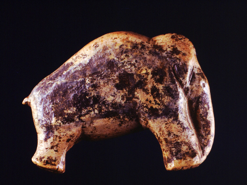 Eiszeitmenschen haben Skulpturen aus Mammut-Elfenbein angefertigt, wie diese rund 35.000 Jahre alte Darstellung eines Mammuts. (Illustration)   - Foto: picture-alliance/ dpa