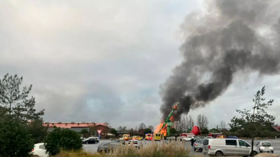 Ein Brand an einem Fahrgeschäft in «Karls Erlebnis-Dorf» hat zu einem Millionenschaden geführt.  - Bild: Cindy Riechau/dpa