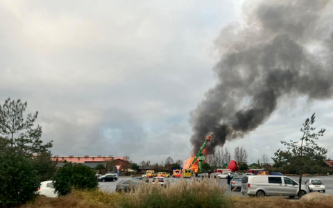 Ein Brand an einem Fahrgeschäft in «Karls Erlebnis-Dorf» hat zu einem Millionenschaden geführt.  - Foto: Cindy Riechau/dpa