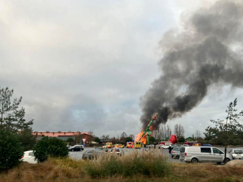 Ein Brand an einem Fahrgeschäft in «Karls Erlebnis-Dorf» hat zu einem Millionenschaden geführt.  - Foto: Cindy Riechau/dpa