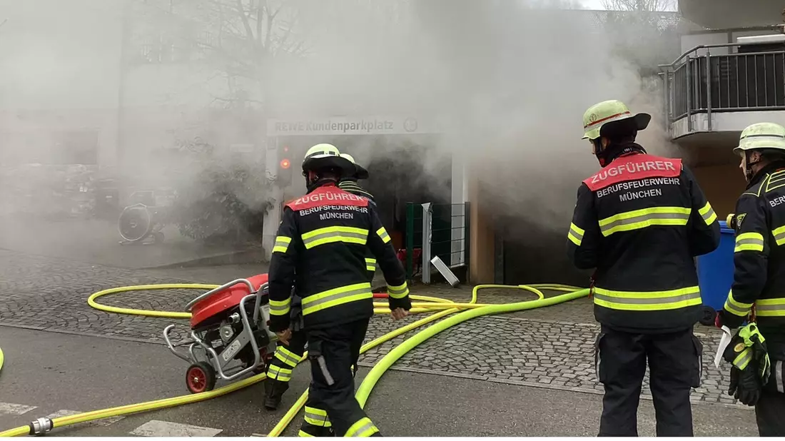 FW-M: Zwei Pkw brennen in Tiefgarage (Sendling) - Bild: presseportal.de