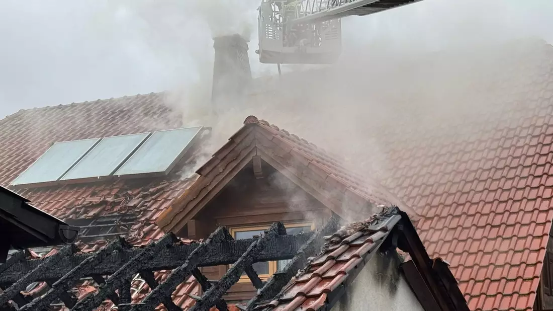 FW-AR: Enormer Schaden an Wohnhaus durch Carportbrand - Bild: presseportal.de