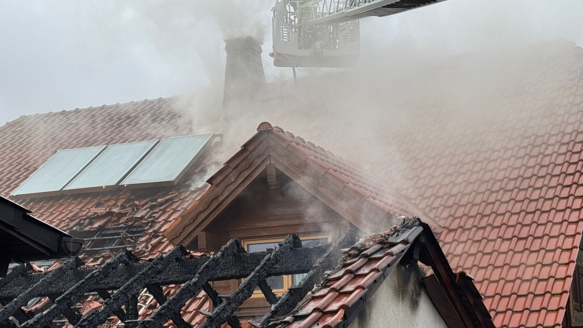 FW-AR: Enormer Schaden an Wohnhaus durch Carportbrand - Foto: presseportal.de