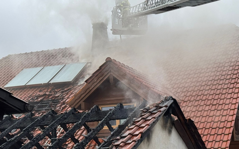 FW-AR: Enormer Schaden an Wohnhaus durch Carportbrand - Foto: presseportal.de
