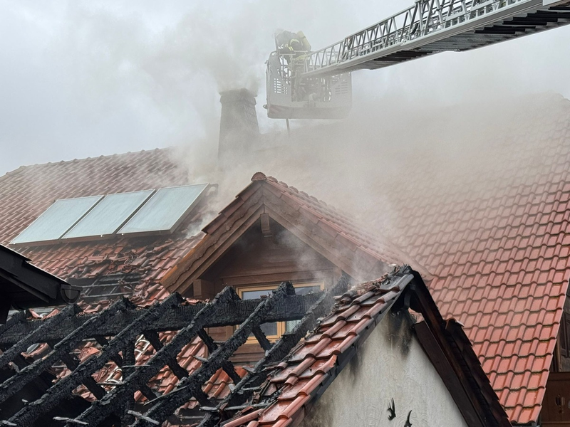 FW-AR: Enormer Schaden an Wohnhaus durch Carportbrand - Foto: presseportal.de