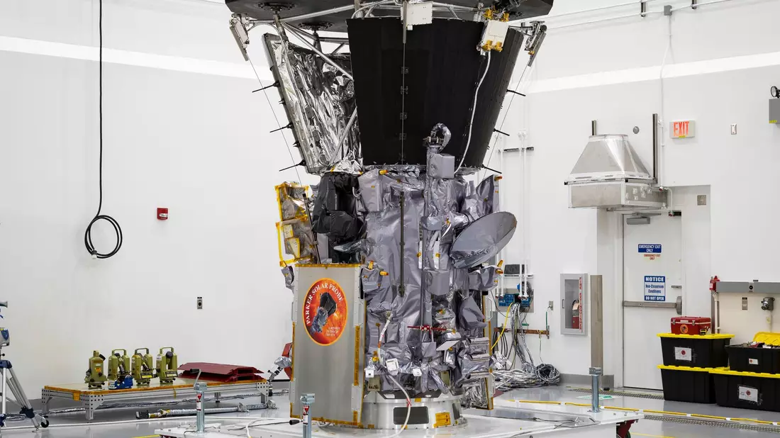 Die Sonde «Parker Solar Probe», nachdem der Hitzeschild ganz oben über den Messegeräten installiert wurde. (Archivbild) - Bild: Ed Whitman/Johns Hopkins APL/NASA/AP/dpa