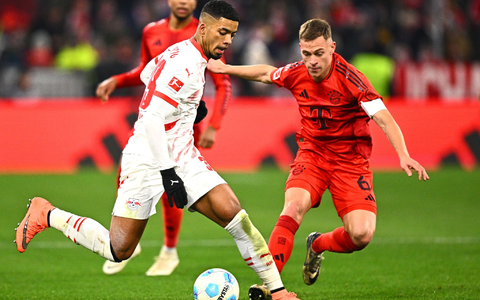 Joshua Kimmich (r) schickt seinem verletzten Kumpel Benjamin Henrichs einen Döner ins Krankenhaus. - Foto: Tom Weller/dpa Joshua Kimmich (r) schickt seinem verletzten Kumpel Benjamin Henrichs einen Döner ins Krankenhaus. - Foto: Tom Weller/dpa