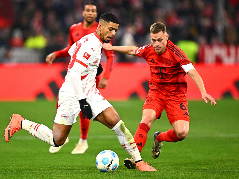 Joshua Kimmich (r) schickt seinem verletzten Kumpel Benjamin Henrichs einen Döner ins Krankenhaus.  - Foto: Tom Weller/dpa