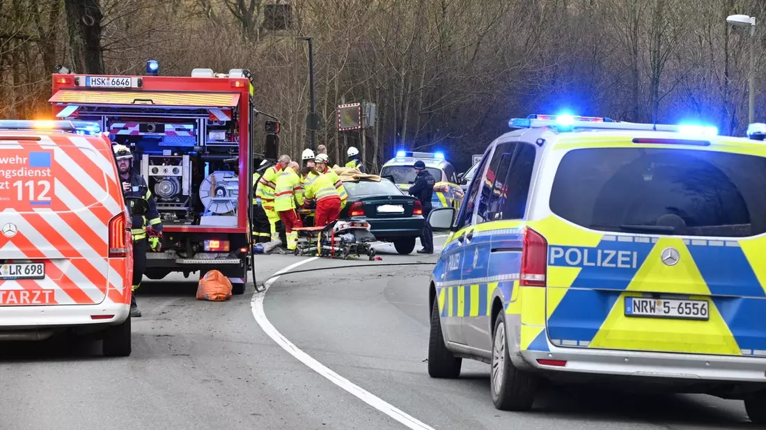 FF Olsberg: Unfall bei Antfeld - Bundesstraße voll gesperrt - Bild: presseportal.de