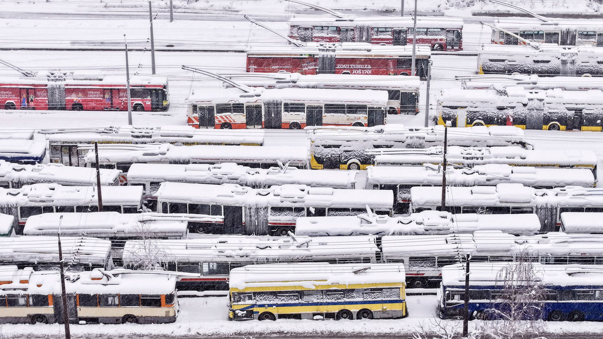 n Bosnien-Herzegowina und in Kroatien behindern Sturm und Schnee den Verkehr. Viele Fernstraßenabschnitte sind für den Verkehr gesperrt. - Foto: Armin Durgut/AP/dpa