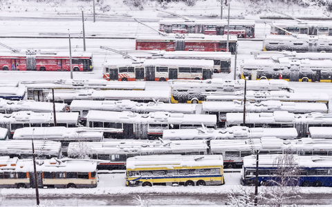 n Bosnien-Herzegowina und in Kroatien behindern Sturm und Schnee den Verkehr. Viele Fernstraßenabschnitte sind für den Verkehr gesperrt. - Foto: Armin Durgut/AP/dpa