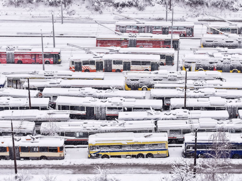 n Bosnien-Herzegowina und in Kroatien behindern Sturm und Schnee den Verkehr. Viele Fernstraßenabschnitte sind für den Verkehr gesperrt. - Foto: Armin Durgut/AP/dpa