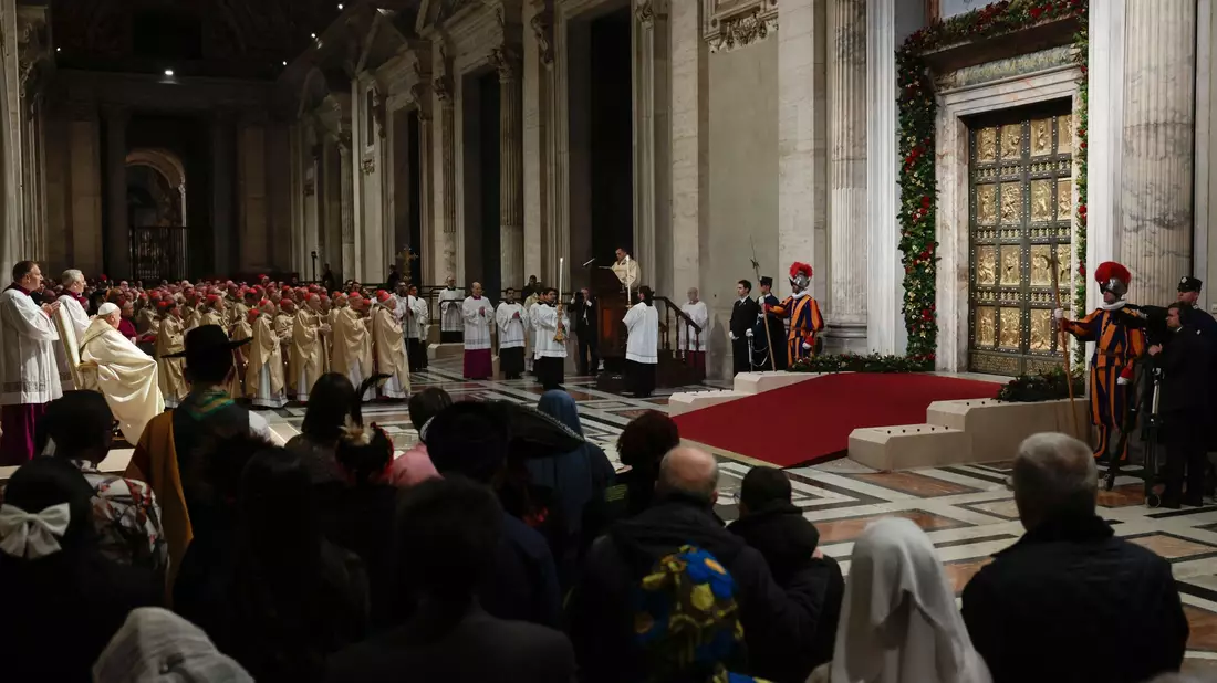 Mehrmals klopfte der Papst an die Tür, woraufhin Helfer diese von innen öffneten. - Bild: Remo Casilli/Pool Reuters/AP/dpa