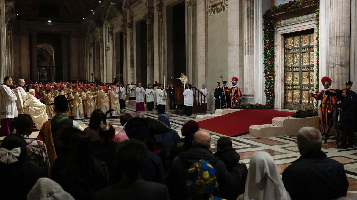 Mehrmals klopfte der Papst an die Tür, woraufhin Helfer diese von innen öffneten. - Foto: Remo Casilli/Pool Reuters/AP/dpa