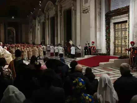 Mehrmals klopfte der Papst an die Tür, woraufhin Helfer diese von innen öffneten. - Foto: Remo Casilli/Pool Reuters/AP/dpa