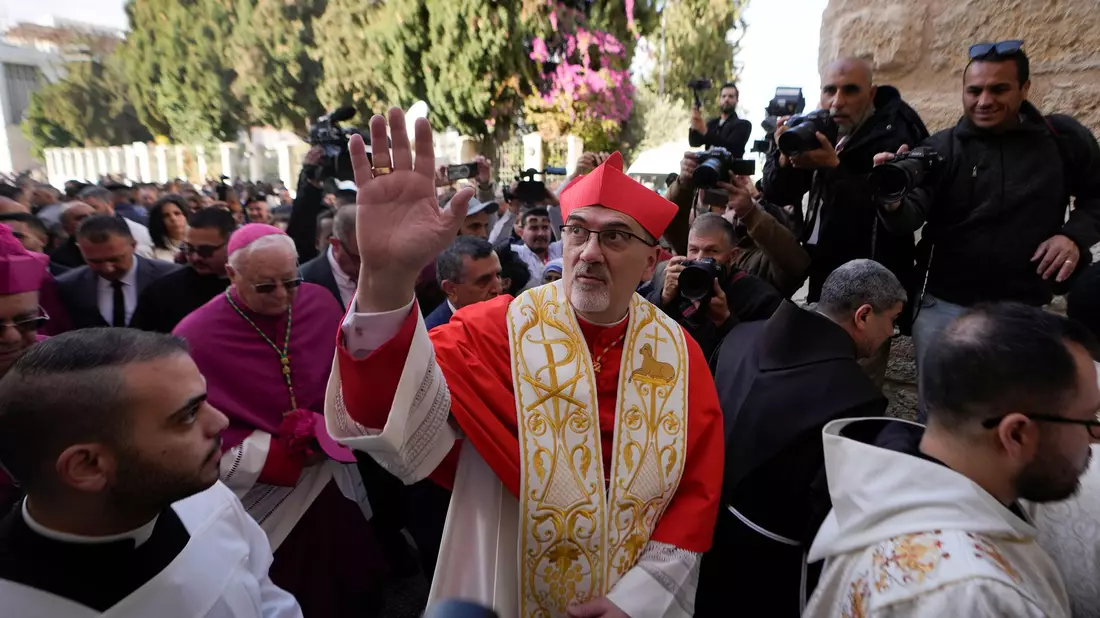 Der höchste Vertreter der katholischen Kirche im Heiligen Land, Pizzaballa, zeigt Solidarität mit den Palästinensern in Gaza. - Bild: Matias Delacroix/AP/dpa