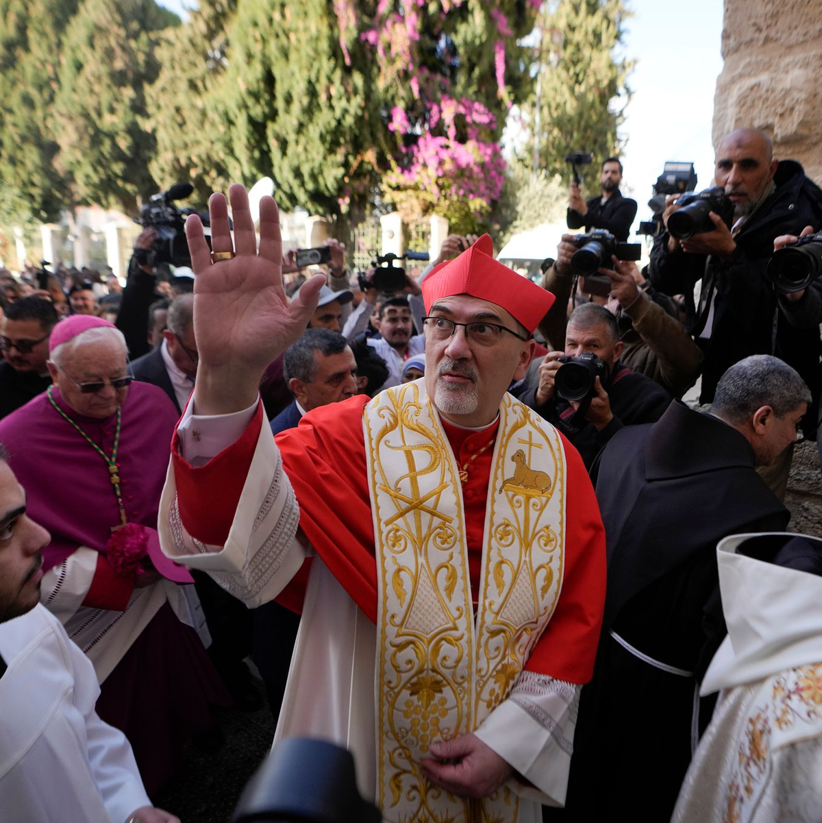 Der höchste Vertreter der katholischen Kirche im Heiligen Land, Pizzaballa, zeigt Solidarität mit den Palästinensern in Gaza. - Foto: Matias Delacroix/AP/dpa