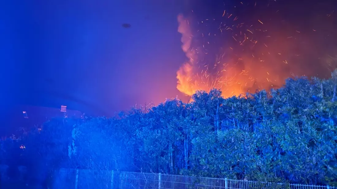 FW-PI: Brand eines Carports mit zwei PKW - Bild: presseportal.de