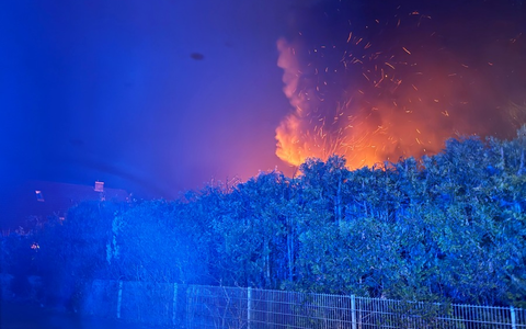 FW-PI: Brand eines Carports mit zwei PKW - Foto: presseportal.de