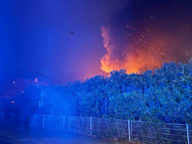 FW-PI: Brand eines Carports mit zwei PKW - Foto: presseportal.de