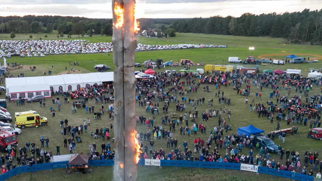 In der Oberlausitz ist mit dem «höchsten brennenden Schwedenfeuer» ein Rekord aufgestellt worden (Archivfoto). - Bild: Sebastian Kahnert/dpa
