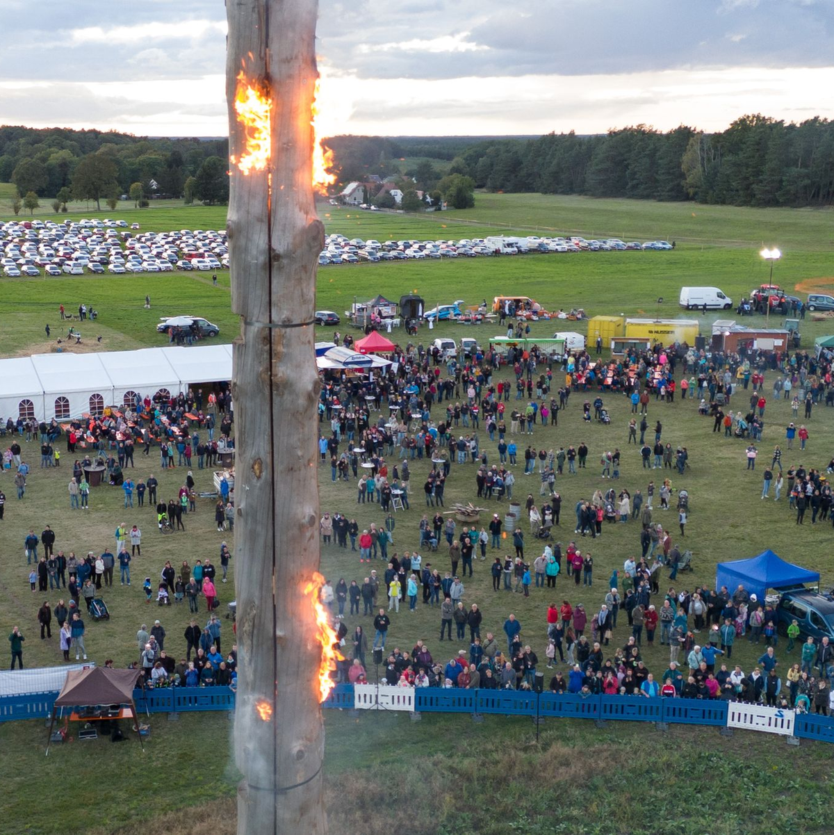 In der Oberlausitz ist mit dem «höchsten brennenden Schwedenfeuer» ein Rekord aufgestellt worden (Archivfoto). - Foto: Sebastian Kahnert/dpa