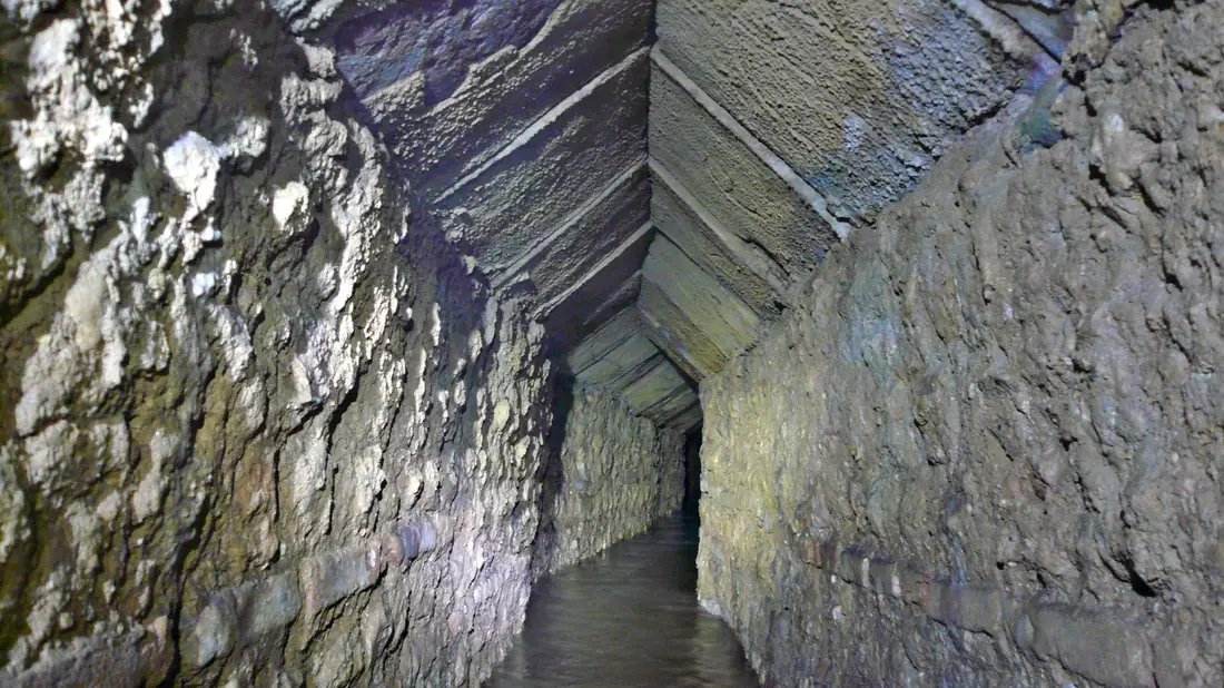 Das Bauwerk verläuft zum größten Teil unterirdisch, ist gut erhalten und führt Wasser. - Bild: Panagiotis Devteraios/Griechisches Kulturministerium/dpa