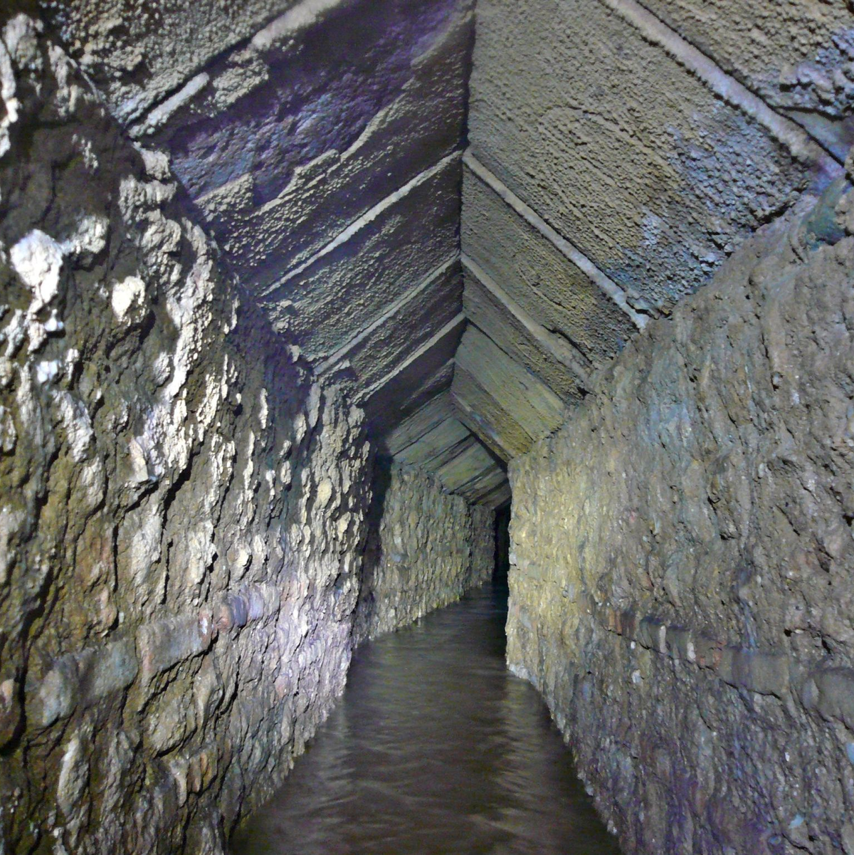 Das Bauwerk verläuft zum größten Teil unterirdisch, ist gut erhalten und führt Wasser. - Foto: Panagiotis Devteraios/Griechisches Kulturministerium/dpa