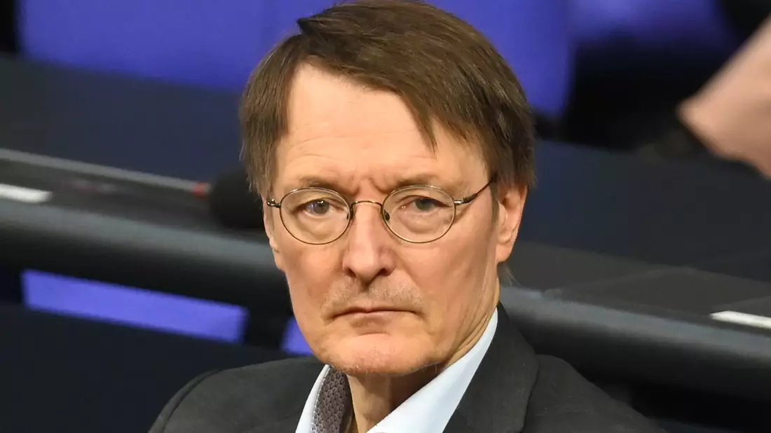 Bundesgesundheitsminister Karl Lauterbach (SPD) ist wohl kein Fan der gehypten Süßigkeit. (Archivbild) - Bild: Anna Ross/dpa