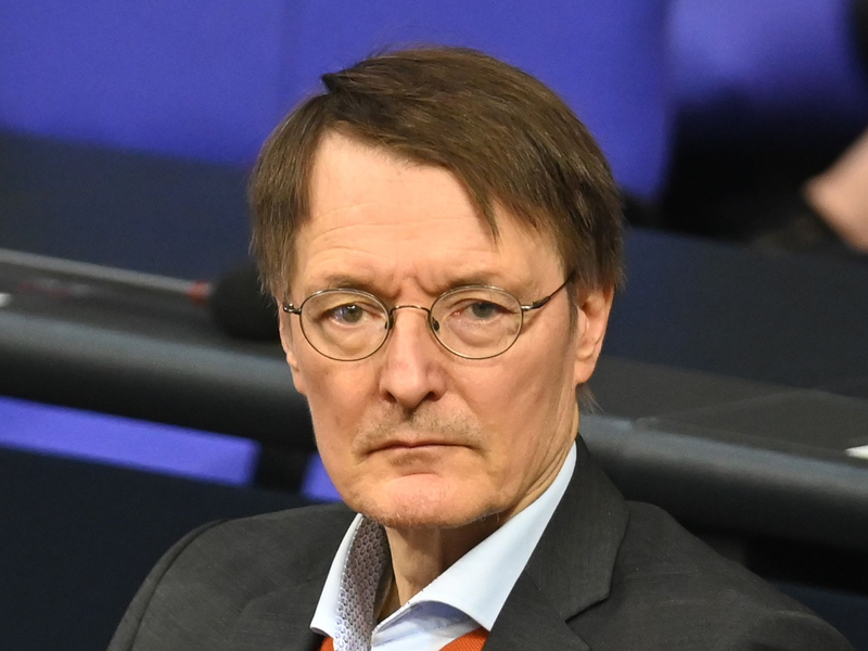Bundesgesundheitsminister Karl Lauterbach (SPD) ist wohl kein Fan der gehypten Süßigkeit. (Archivbild) - Foto: Anna Ross/dpa