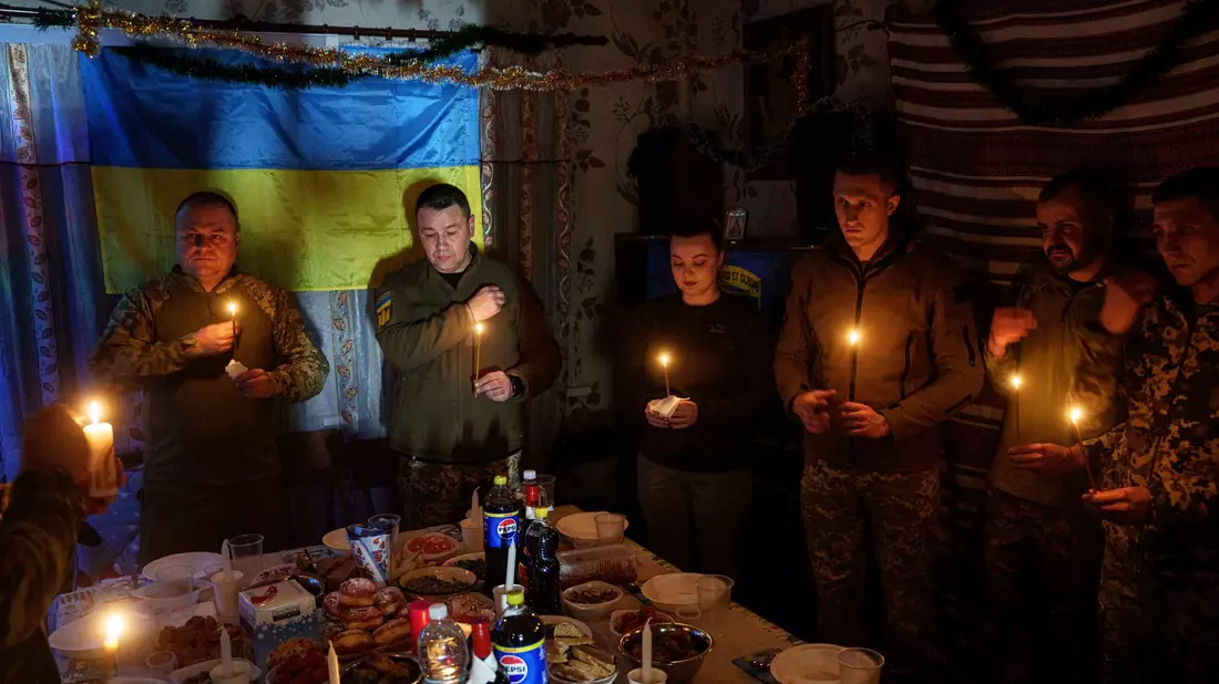 An Weihnachten zielt Russland mit seinen Angriffen auf die Energieversorgung der Ukraine. - Bild: Evgeniy Maloletka/AP/dpa