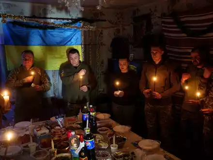 An Weihnachten zielt Russland mit seinen Angriffen auf die Energieversorgung der Ukraine. - Foto: Evgeniy Maloletka/AP/dpa