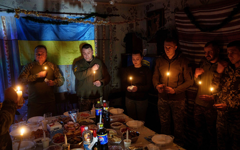 An Weihnachten zielt Russland mit seinen Angriffen auf die Energieversorgung der Ukraine. - Foto: Evgeniy Maloletka/AP/dpa