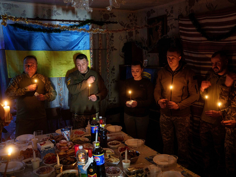 An Weihnachten zielt Russland mit seinen Angriffen auf die Energieversorgung der Ukraine. - Foto: Evgeniy Maloletka/AP/dpa