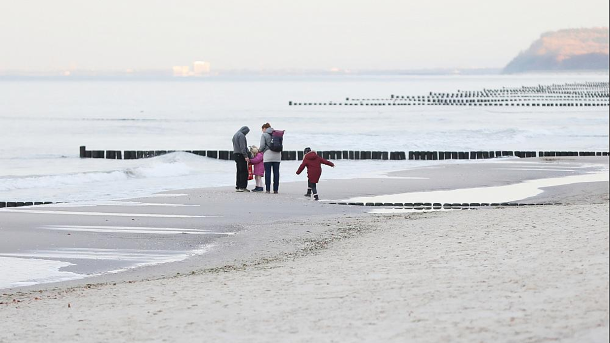 Familie am Strand (Archiv) - Foto: über dts Nachrichtenagentur