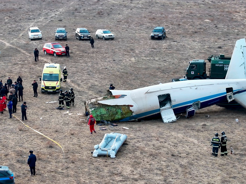 29 Menschen überlebten den Absturz teilweise schwer verletzt. - Foto: Azamat Sarsenbayev/AP/dpa