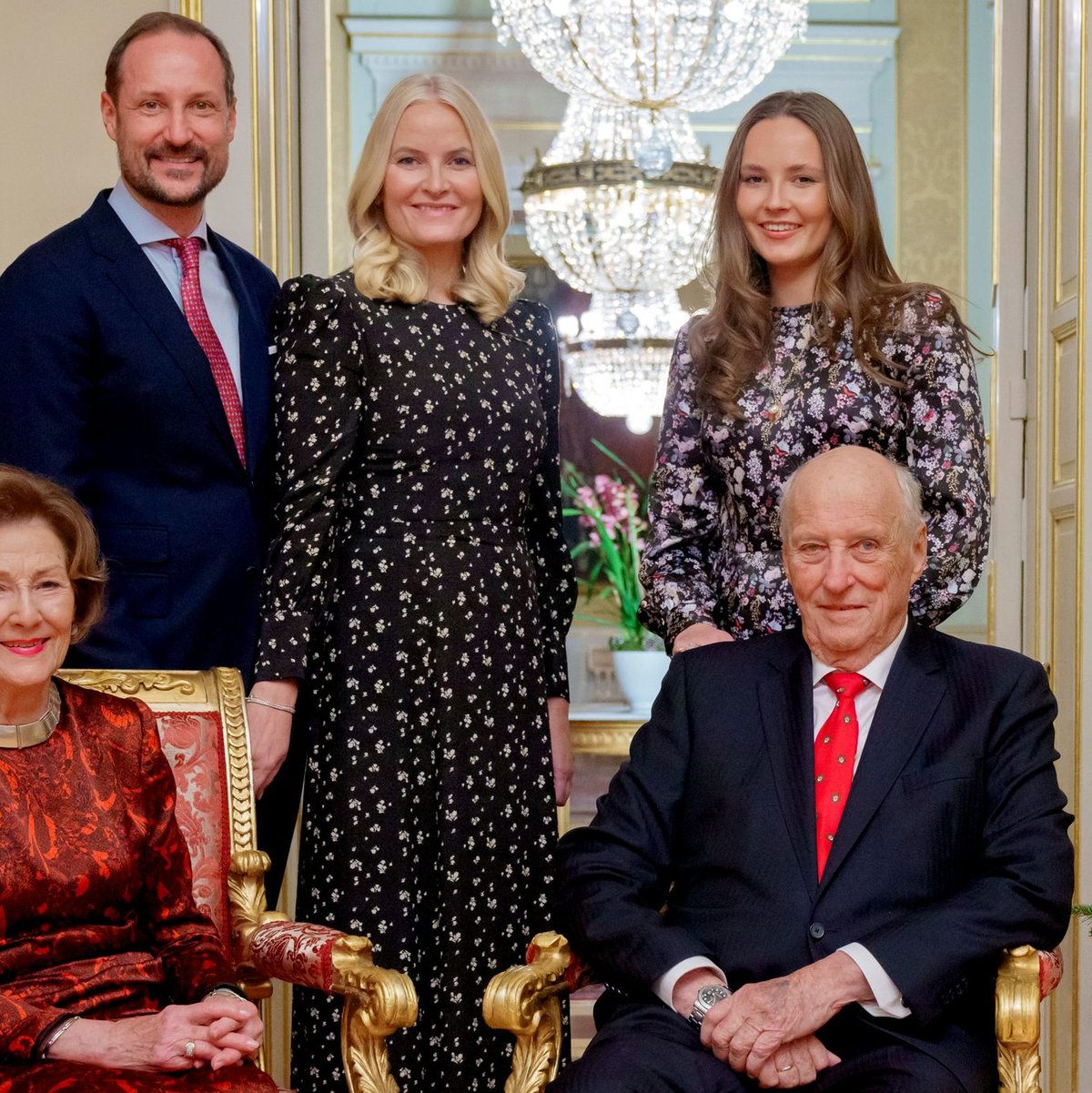 König Harald V. (vorne rechts) erkrankte im Malaysia-Urlaub: «Die Lage war sehr ernst». (Archivbild) - Foto: Stian Lysberg Solum/NTB/dpa