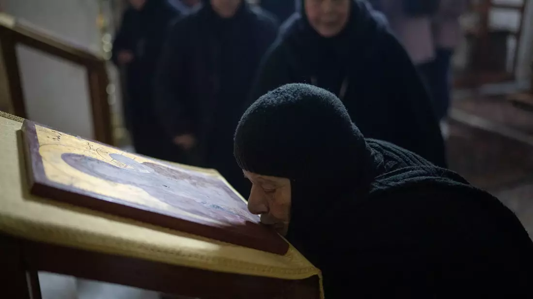 Kreuz auf dem Gelände eines Klosters bei Damaskus.  - Bild: Leo Correa/AP/dpa