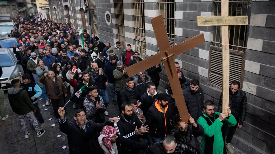 Proteste von Christen, nachdem ein Weihnachtsbaum in Brand gesetzt wurde.  - Bild: Hussein Malla/AP/dpa