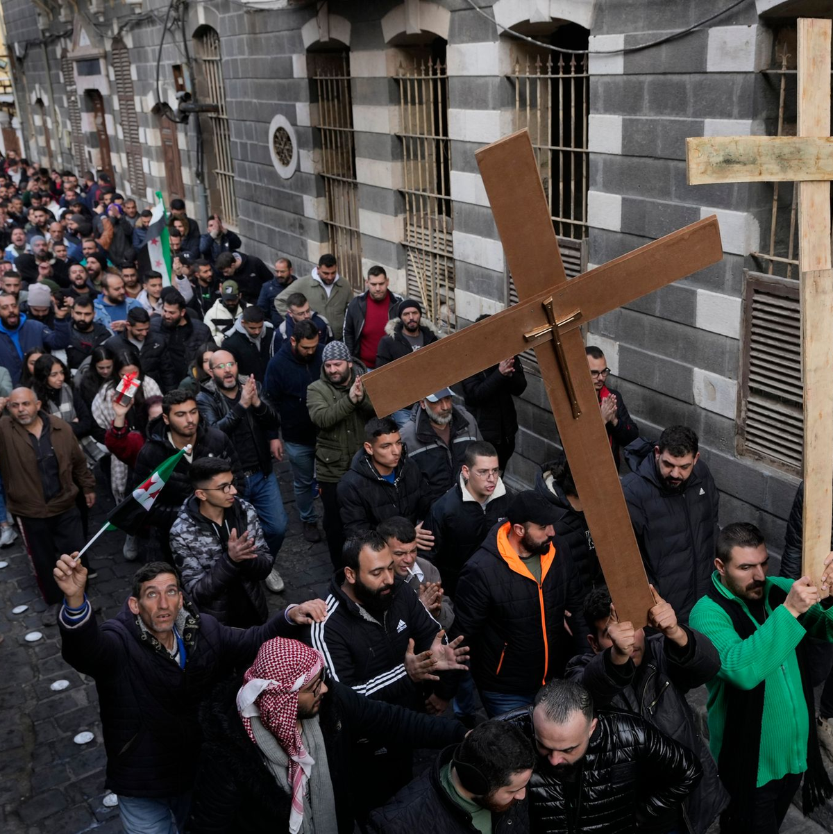 Proteste von Christen, nachdem ein Weihnachtsbaum in Brand gesetzt wurde.  - Foto: Hussein Malla/AP/dpa