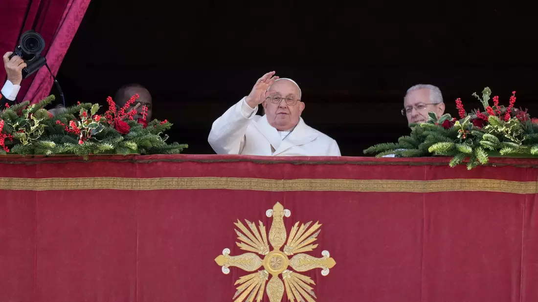 Vor zahlreichen Gläubigen spricht der Papst seine Weihnachtsbotschaft. - Bild: Andrew Medichini/AP/dpa