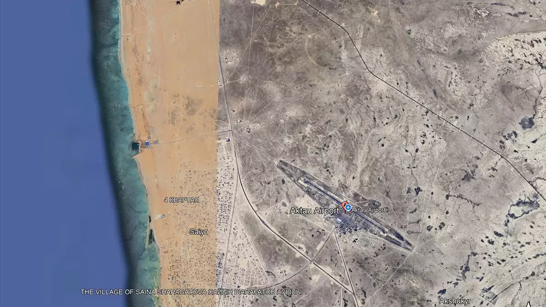 Das Flugzeug stürzte bei der Stadt Aktau am Kaspischen Meer ab. - Bild: -/Google 2024/Airbus/dpa