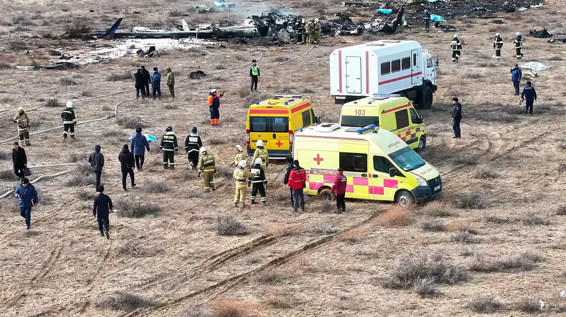 Das Flugzeug stürzte bei der Stadt Aktau am Kaspischen Meer ab. - Bild: Uncredited/AP/dpa
