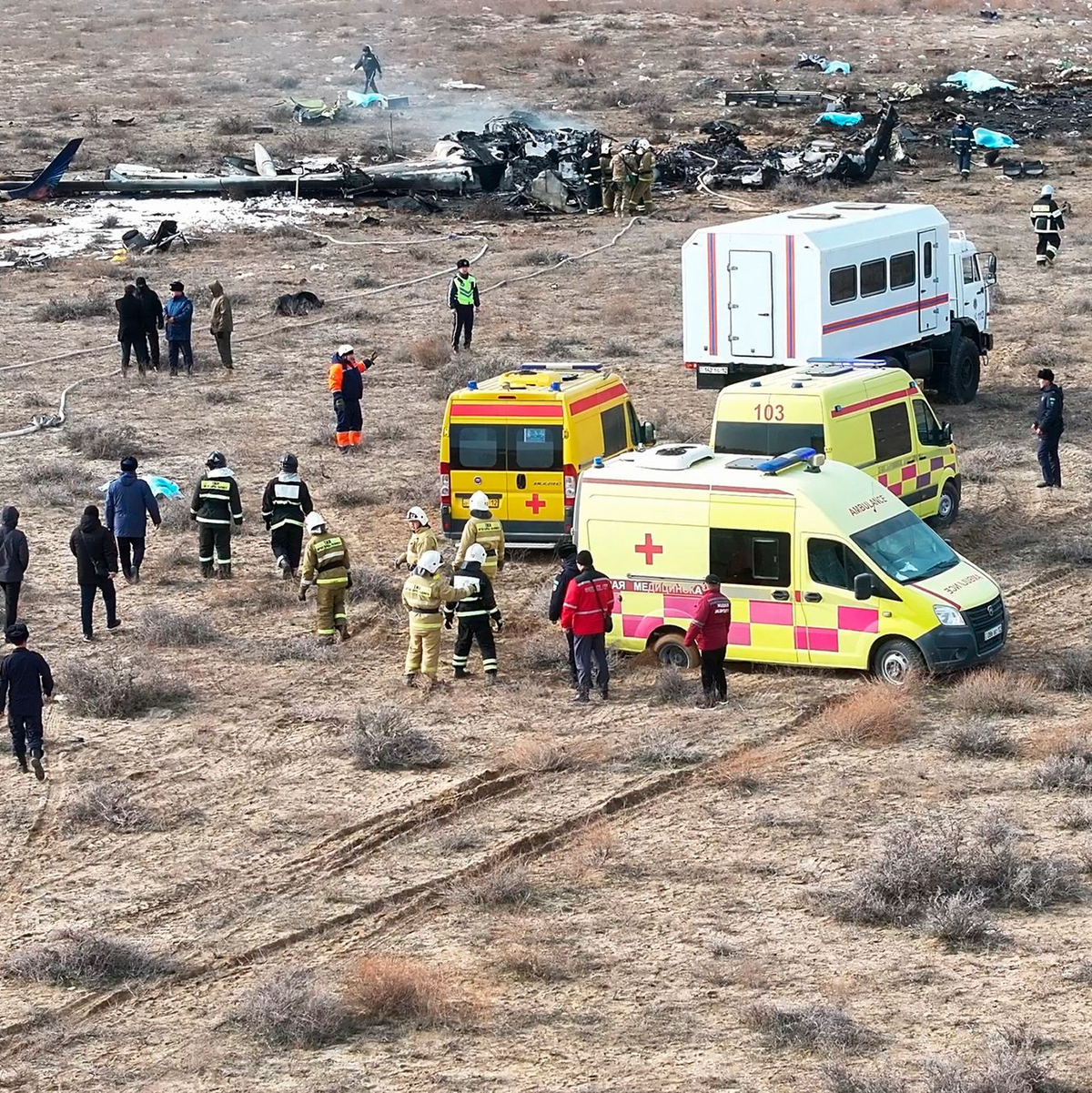 Das Flugzeug stürzte bei der Stadt Aktau am Kaspischen Meer ab. - Foto: Uncredited/AP/dpa