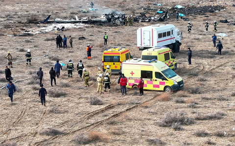 Das Flugzeug stürzte bei der Stadt Aktau am Kaspischen Meer ab. - Foto: Uncredited/AP/dpa