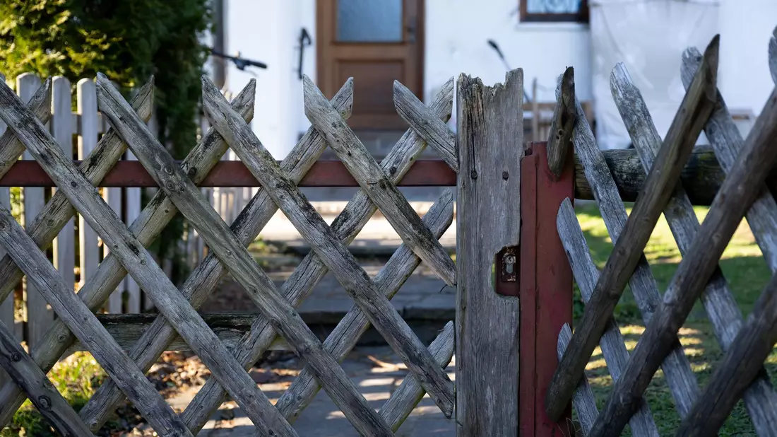Zwei kleine Kinder werden tot gefunden, die Mutter ist verletzt und steht unter Verdacht. - Bild: Sven Hoppe/dpa
