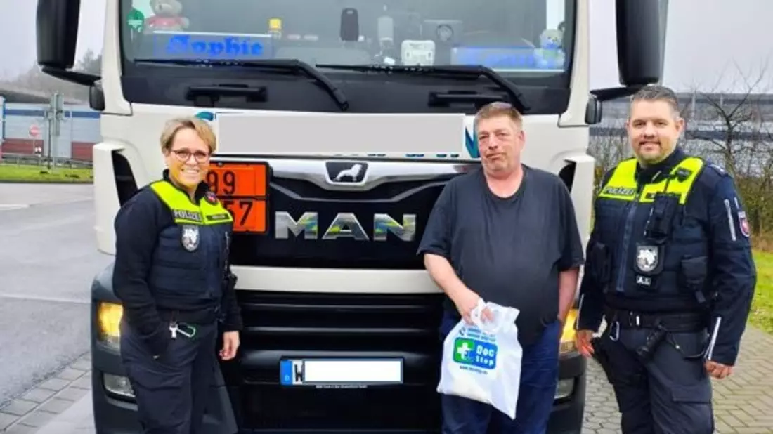 POL-WL: Fernfahrerstammtisch der Polizeidirektion Lüneburg schenkt Lkw-Fahrern einen Moment der Freude - Bild: presseportal.de